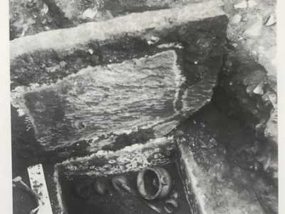 ...conservavano corredi ricchi e variegati: anfore apule, mortai, patere, dolii di impasto, brocchette, cuspidi di lance in ferro